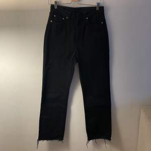 Svarta jeans från Weekday, modellen Row. Storlek W28L30. Klippt fransar själv, påverkar ej längden.  De är mjuka i tyget och drar lätt till sig damm, därav priset.  Nästintill oanvända. 