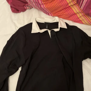 Enfärgad rugby tröja - Fin och bekväm tröja. Säljer för att det inte passar min stil längre!😎