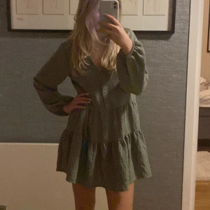 Volang klänning - Aa snygg militär grön klänning! Bra skick, pris plus frakt :)