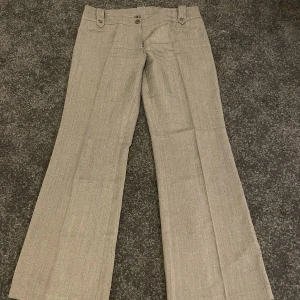 Low waist kostymbyxor  - Jättefina low waist kostymbyxor! Midjemått rakt över 46 cm och längd 103 cm. 