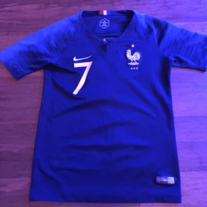Fransk Griezman fotbollströja - Säljer min otroligt fina Griezman franska fotbollströja. Köpte för kanske 3-4 år sedan för 850 kr. Lite sliten där bak men Anna helt okej.