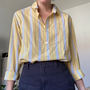 Randig skjorta från Hope Sthlm - I princip oanvänd skjorta från Hope Sthlm. Nypris var säkert upp mot 1500 typ