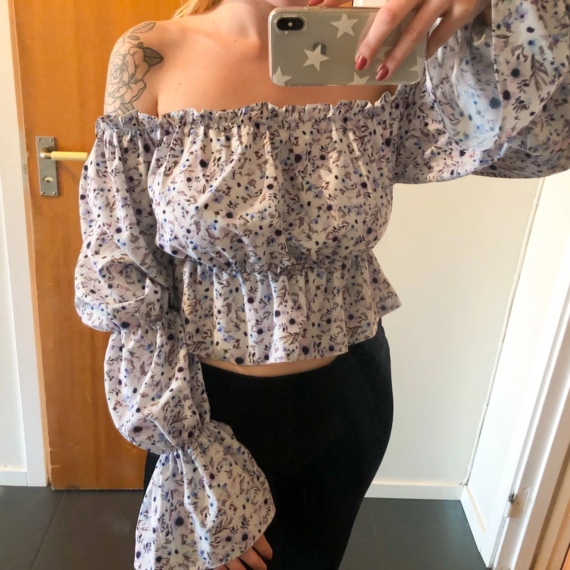 Blommig offshoulder-topp - 91