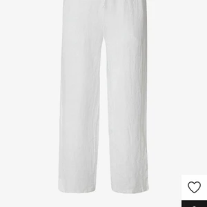 Chelsea linnebyxor - Säljer dessa fina Chelsea linnebyxor! De är lite slitna på ens benat längst ner då de är lite för lång på mig som är drygt 160-161 ( + skor sen så kanske 163 ). Säljer för 300 då jag köpte för 550 och knappt andvända💕💕! Hör av er vid intresse