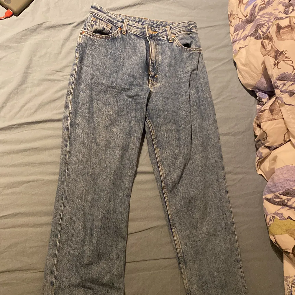 Skitsnygga raka jeans från Monki. Dem är i storlek 28 vilket motsvarar en S. Passar både större och mindre stolekar.💞. TRYCK INTE PÅ KÖP NU UTAN DM:A🥰. Jeans & Byxor.