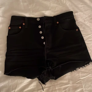 Svarta levi’s jeansshorts  - Svarta levi’s jeansshorts i bra skick, frakt tillkommer på 49 kr