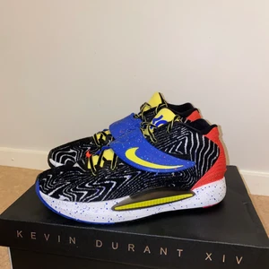 Nike KD 14 Fusion Red  - Säljer mina fina Kd 14 basketskor  Köpta på Size Sweden för 1700kr Jätte bra basketskor med bra grepp och allmänt sköna skor Ny pris 1700kr Mitt pris 1200kr