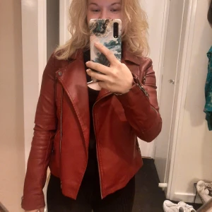 Vinröd skinnjacka storlek 34/XS - Vinröd jacka i skinnimitation, perfekt till hösten 🍁🍂❤ från Only, storlek 34. Lite slitage i ärmen (se bild). Kan mötas i Bromma eller posta