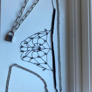 Lite mer goth halsband och sådant!:) - Säljer goth halsband eller hur man ska säga det! Halsbanden är använda typ 5-7 gånger! Vi står för frakten men inte om det blir slarv när det postas!  Allt köps för 50kr men vill man köpa enskilda grejer får man skriva och då diskuterar vi pris!:)