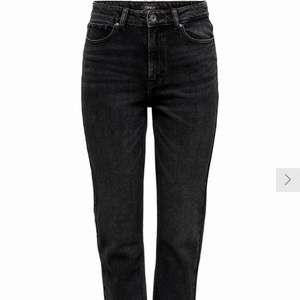 Jeans only strl 28/34 säljs för 250kr och frakt i nyskick endast provad Nypris: 399kr Nu: 250kr