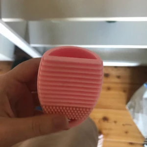 Borstrengörare - Verktyg för att rengöra sminkborstar. Kan fås gratis vid köp av något annat 