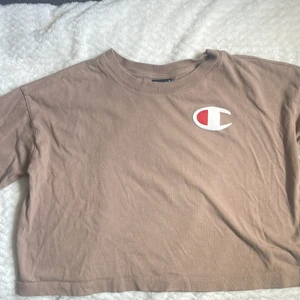 Champion långärmad  - Bra skick, använt fåtal gånger. Croppad i modell. 