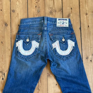 True Religion bootcut jeans - Trueys i galet fet bootcut. Storlek 30, men sitter lite större. 