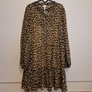 HM klänning, M - Klänning frän h&m, storlek M. Använd en gång under graviditeten.