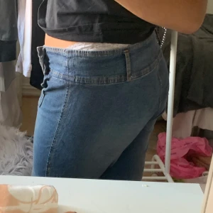 Låg midjade jeans  - Riktigt coola 2000-jeans med fick på framsidan. Dem är lite långa på mig som är 172cm. Bra skicka fortfarande! Pris kan diskuteras 