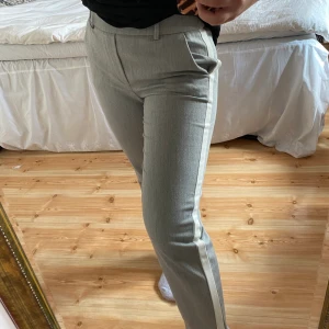Byxor - Säljer dessa ”kostymbyxor” från Vero Moda då dem aldrig kommer till användning. Storlek XS och längd 30 i benen. Jag är 152 cm🤎