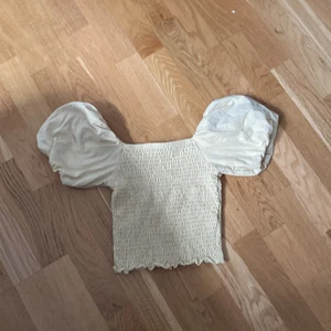 Gul topp - Gul topp från gina tricot, ser vit ut men är ljusgul. Storlek xs Köpare står för frakt