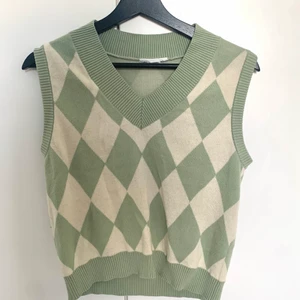 stickad vest  - En grön stickad vest  Mjuk  Monki