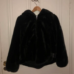 Pälsjacka från Zara - super mysig (fusk)pälsjacka från zara. använd bara 2 gånger. jätte skön både på ut- och insidan och har en jätte stor luva som värmer. jätte skön att ha nu under hösten!  frakt ingår ej i priset, kan också mötas upp i innerstan. 