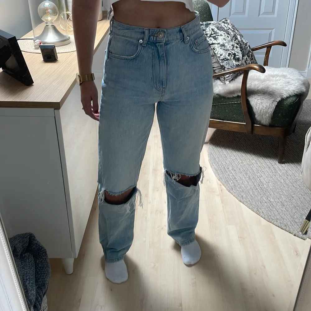 Säljer dessa fina ljusa jeans med slitningar från Gina Tricot i storlek 36. Sitter superbra på mig som är 167.  Säljer då de inte kommer till användning längre. Hör av er vid frågor eller mer bilder!💙. Jeans & Byxor.
