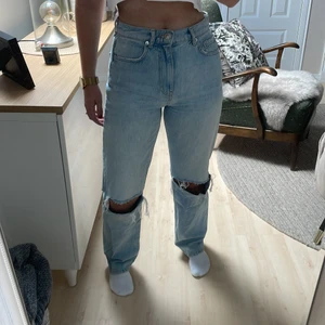 Ljusa jeans Gina Tricot - Säljer dessa fina ljusa jeans med slitningar från Gina Tricot i storlek 36. Sitter superbra på mig som är 167.  Säljer då de inte kommer till användning längre. Hör av er vid frågor eller mer bilder!💙