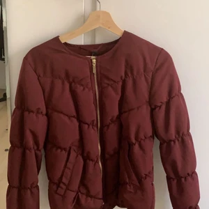 Puffjacka - h&m - vinröd puffjacka från h&m i storlek 38 - aldrig använd. köparen står för frakten 🫶🫶