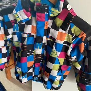 Barnkalas säljes - Tuff barnjacka i tuffa färger säljes