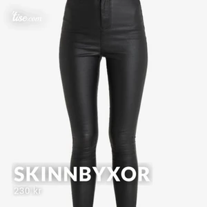 Skinnbyxor - Noisy May skinnbyxor köpta zalando för 350 kr. Helt oanvända (endast testat) Köpte den i storlek 34x32 de är ganska stora i storleken om man har långa ben så kommer denna sitta perfekt.