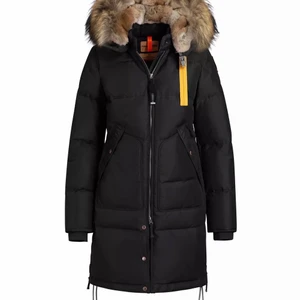 Parajumper Long bear - Använder inte jackan längre det är därför jag säljer den, sitter jättefint på, äkta päls. (Ny pris 10 500kr, skriv privat för mer bilder, pris kan diskuteras vid snabba köp)