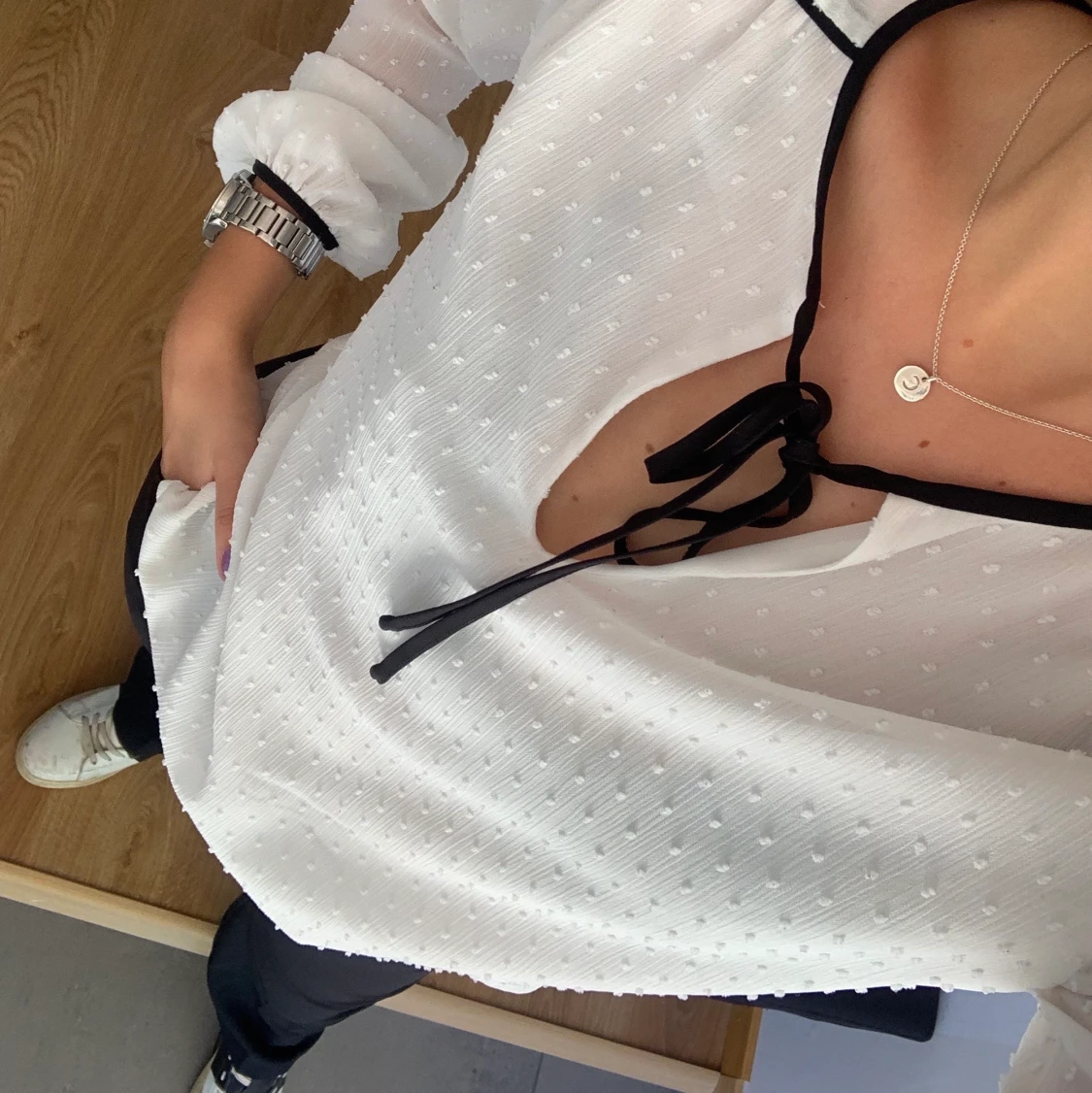 Vit blus med svarta detaljer  - 91