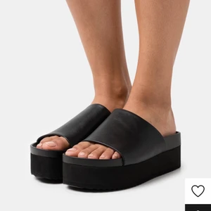Platå slip ins  - Svarta slip ins från Monki i stl 38. Helt oanvända! Önskas fler bilder är det bara och skriva💕
