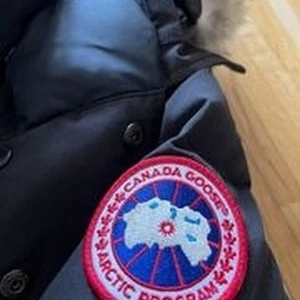 Canada goose - Hej säljer min canada goose då den är för stor. Vill gärna sälja den för 4700 men kan gå ner vid snabbaffär byte som moncler maya eller moncler jacka funkar också.