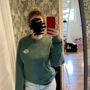 Dickies sweatshirt  - En smutsgrön dickies sweatshirt från carlings i storlek XS men skulle säga att den sitter som en S (skulle nog till o med passa en M). Fint skick inget slitage eller liknande😊 Skriv privat om frågor! 