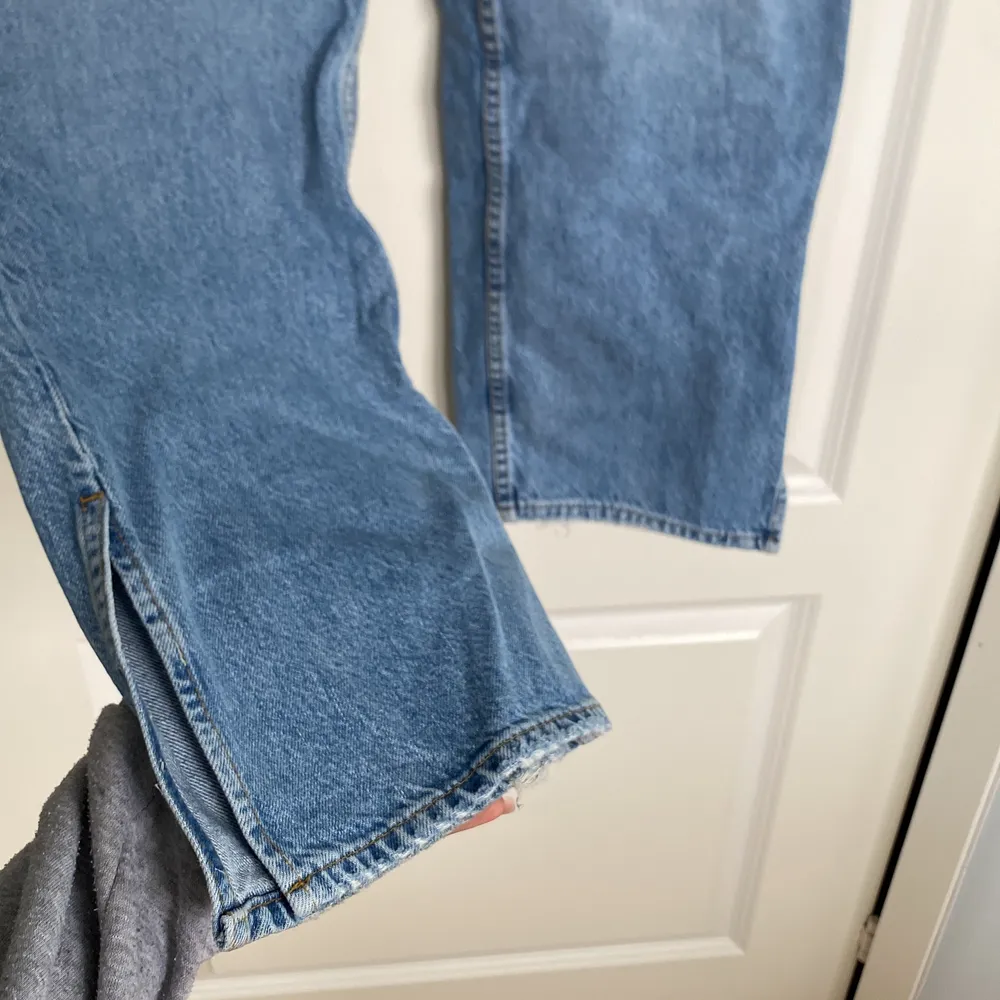 Fina jeans, perfekt passform och längd. Har slits nertill vilket gör de till det lilla extra! . Jeans & Byxor.