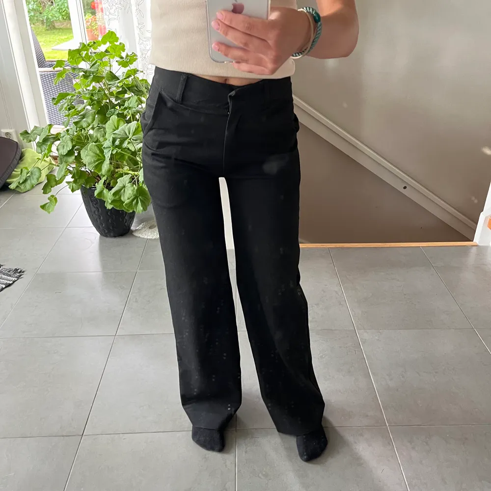 Ett par svart kostymbyxor från madlady. Medelhög midja. Jag är 154cm. Har gjort nån cm mer lågmidjad💕. Jeans & Byxor.