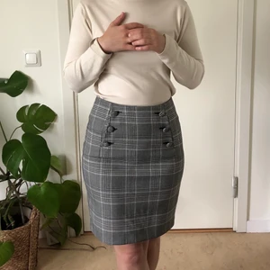 Kjol - Kjol från H&M i storlek xs. Väldigt snygg passform!