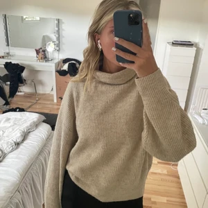 Stickad tröja - Stickad polo tröja från hm. Sparsamt använd. Köparen står för frakten💗