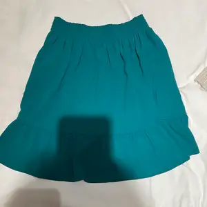En kjol som jag gjort om då den egentligen va en klänning. Super fin färg och väldigt bekväm