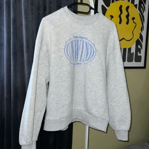 Sweatshirt  - Grå sweatshirt från Gina i storlek S, nästintill oanvänd 