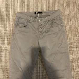 lågmidjade byxor - jättesnygga lowwaist byxor. strl 38 men jag skulle säga att den passar 34-36 men lite baggy då. 