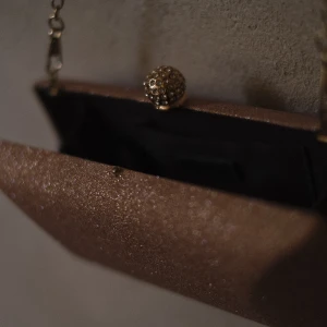 Glittrig clutch/liten väska  - Använd 1 gång på ett bröllop så som ny! Guld/roséguld.