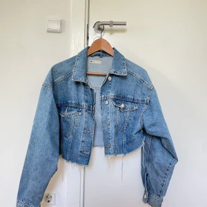 Cropped Jeans Jacka från Gina Tricot - Den är i bra skick i storlek Xs/S! Köparen står för frakten💞