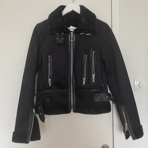 Jacka - Rättvis i storlek, knappt använd 💗