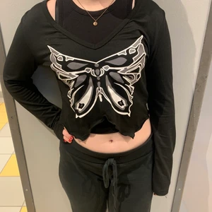 fjärils tröja - fin magtröja från shein inga skador aldrig använd, modellen har ett linne under 