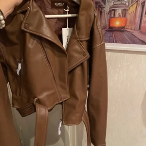 Skinnjacka - Bianca x Nelly croppad brun skinnjacka