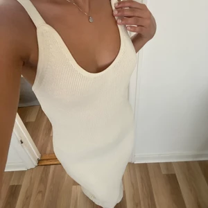 Klänning med öppen rygg  - Så fin beige klänning från Chiquelle med öppen rygg, strl xs. Använd men i fint skick 🤎