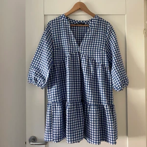 Sommar klänning - Säljer denna söta klänningen från Zara💓 använd fåtal gånger 