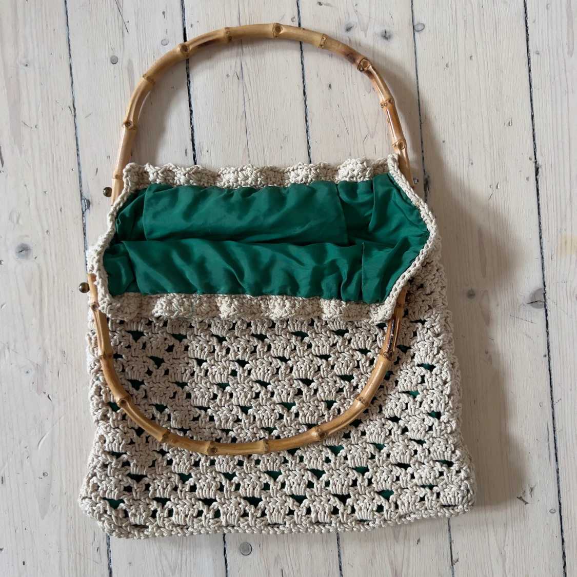 Virkad väska med bambuhandtag 
