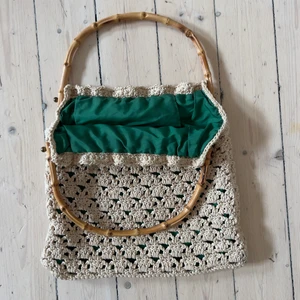 Virkad väska med bambuhandtag  - Så gullig handväska i utmärkt skick utom att en ”kula” saknas. Rymlig och bra!