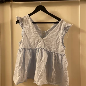 Blå blus - Här har ni en blå blus och är ifrån Zara i stl M 